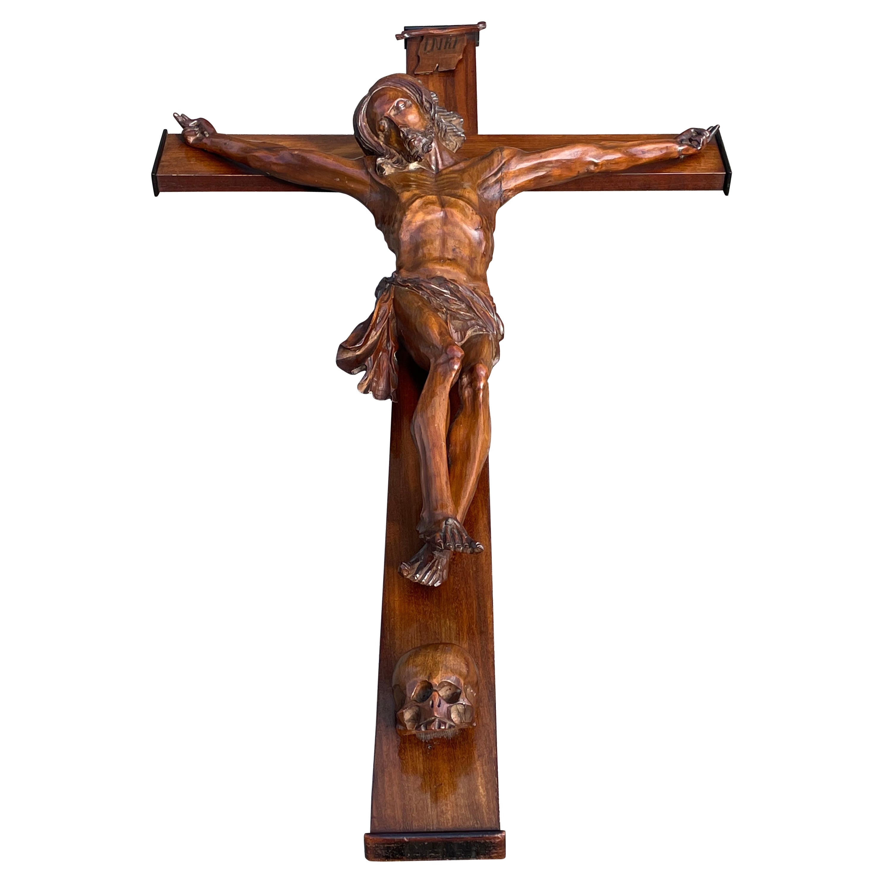 Grand crucifix d'église antique en bois de noyer sculpté à la main w. Sculpture du Corpus du Christ
