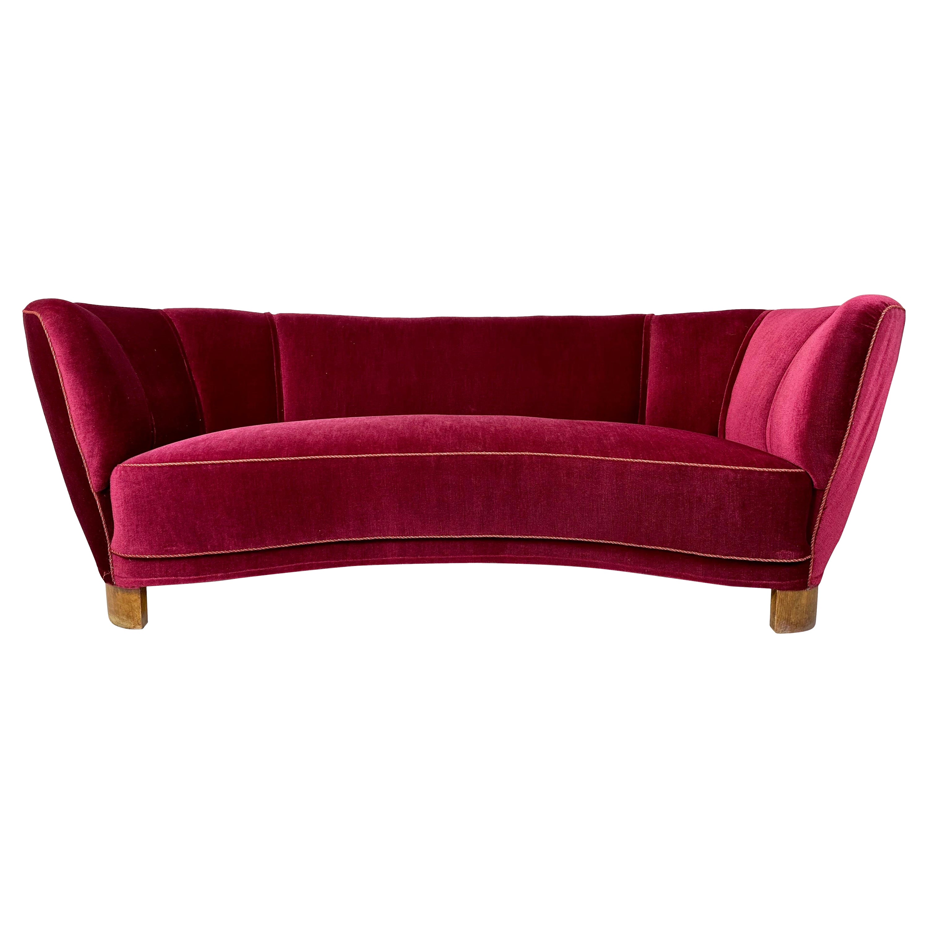 Gebogenes dänisches Sofa aus den 1940er Jahren im Angebot