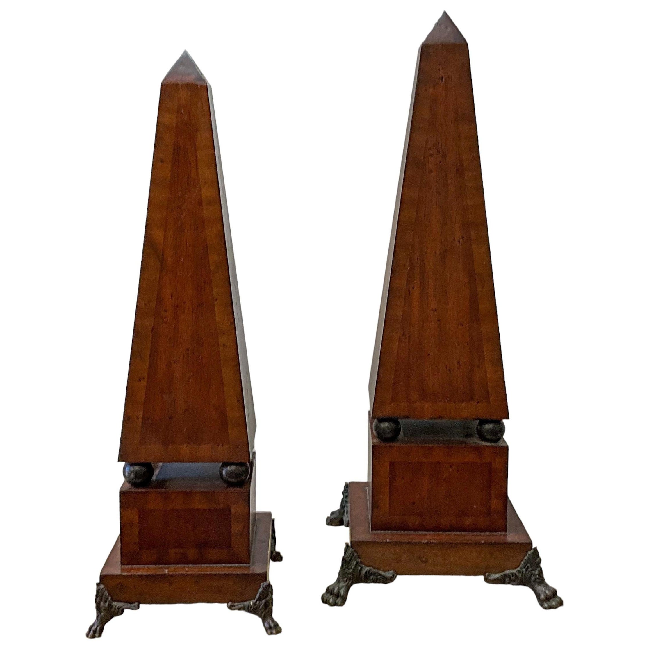 20e siècle. Obélisques en bronze et acajou marqueté de style Classic - S/2