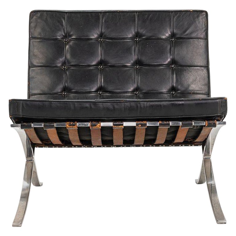 1960s Mies van der Rohe for Knoll Barcelona Chair in Black Distressed Leather (Chaise Barcelone Mies van der Rohe pour Knoll en cuir noir vieilli) en vente