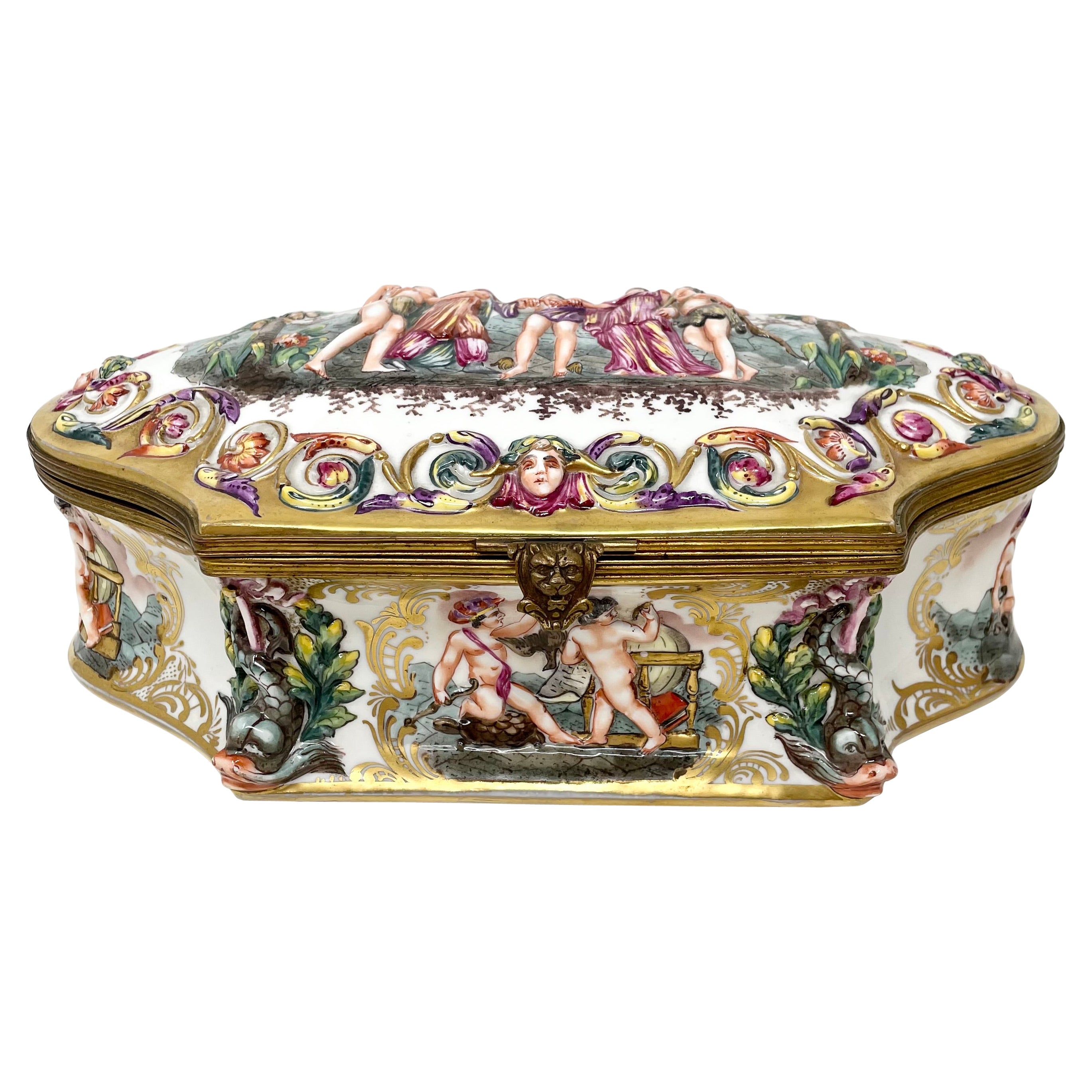 Grande boîte à bijoux italienne ancienne en porcelaine de Capo Di Monte peinte à la main, vers 1900. en vente