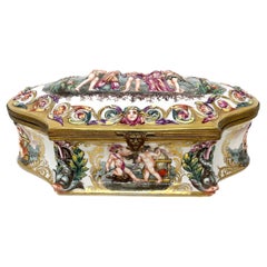 Grande boîte à bijoux italienne ancienne en porcelaine de Capo Di Monte peinte à la main, vers 1900.