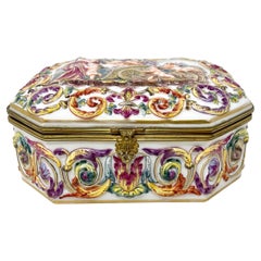 Boîte à bijoux italienne ancienne en porcelaine Capo di Monte peinte à la main, vers 1900