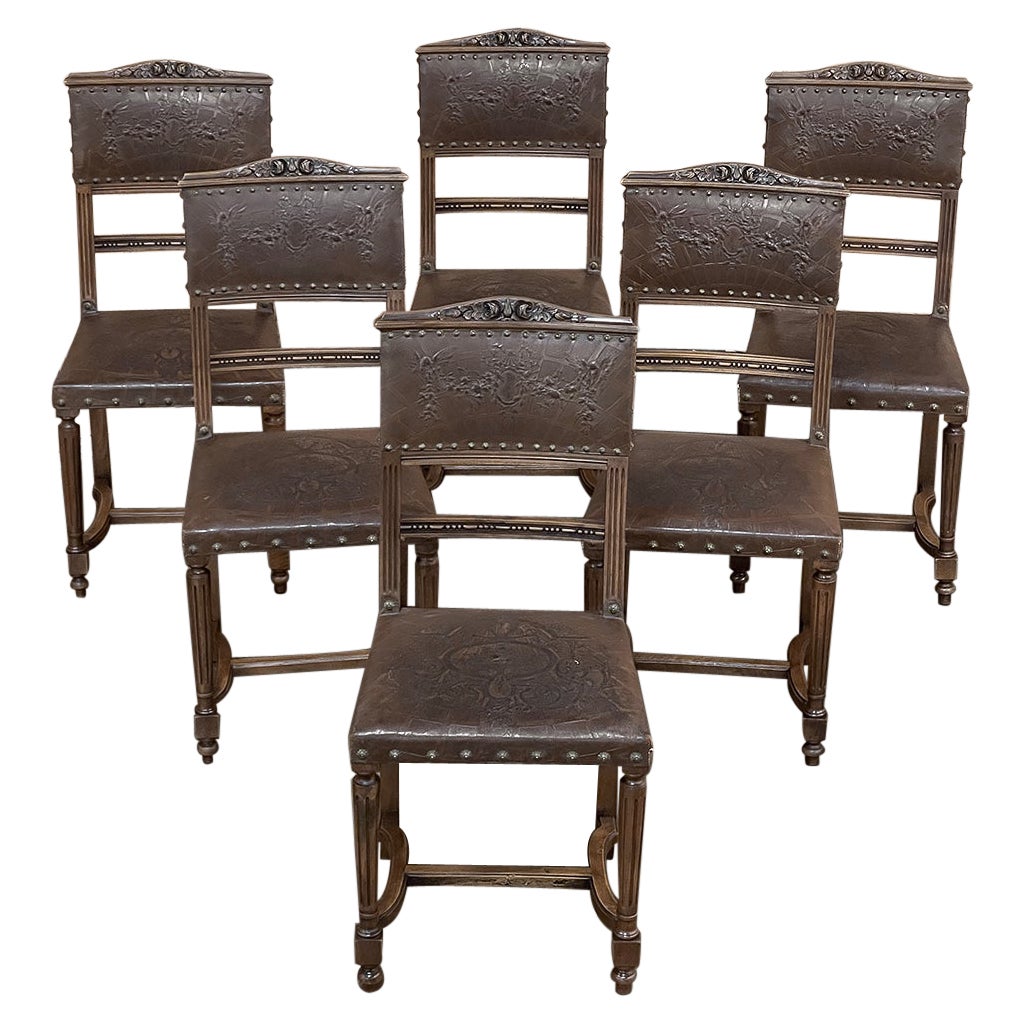 Satz von 6 antiken französischen Louis-XVI-Esszimmerstühlen aus Nussbaumholz mit geprägtem Leder