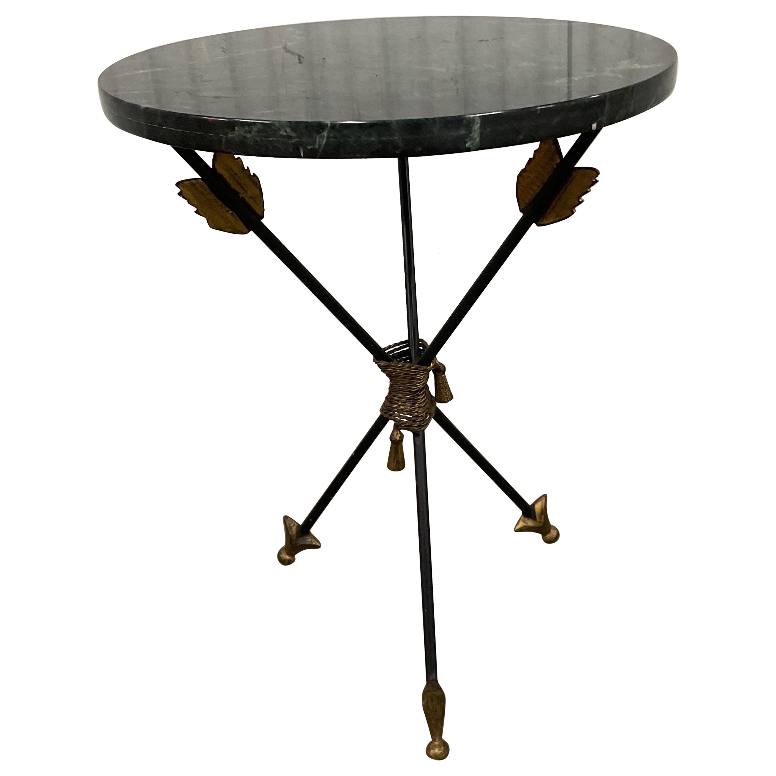 Italienischer neoklassizistischer Tripod Arrow Tisch mit Marmorplatte im Angebot