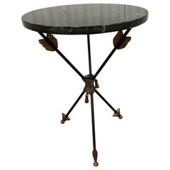 Italienischer neoklassizistischer Tripod Arrow Tisch mit Marmorplatte