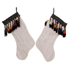 Calze di Natale bifacciali realizzate con frammenti di kilim turco vintage