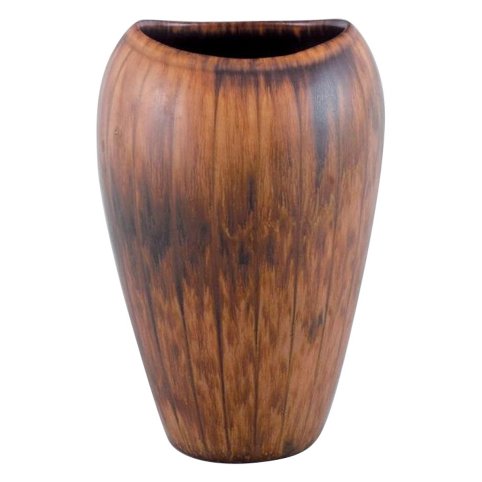 Gunnar Nylund pour Rörstrand, un vase en céramique avec une glaçure brunâtre.