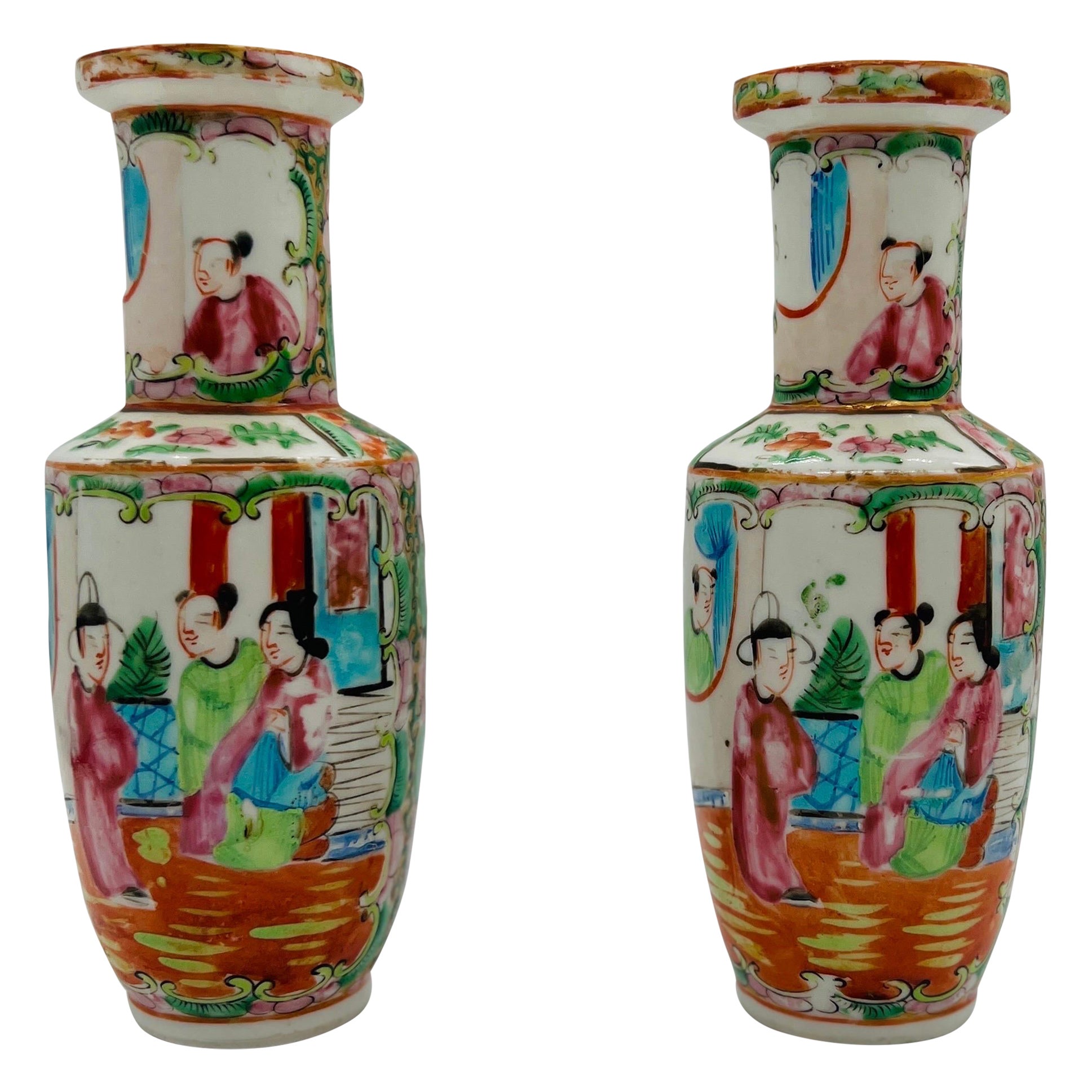 Paire de vases anciens à médaillon Famille Rose de Chine du 19ème siècle en vente