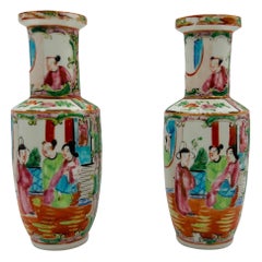 Paire de vases anciens à médaillon Famille Rose de Chine du 19ème siècle