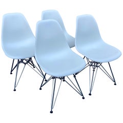 Satz von 4 weißen Eames DSR-Esszimmerstühlen aus verchromtem Stahl mit Eiffel-Sockel, 2010