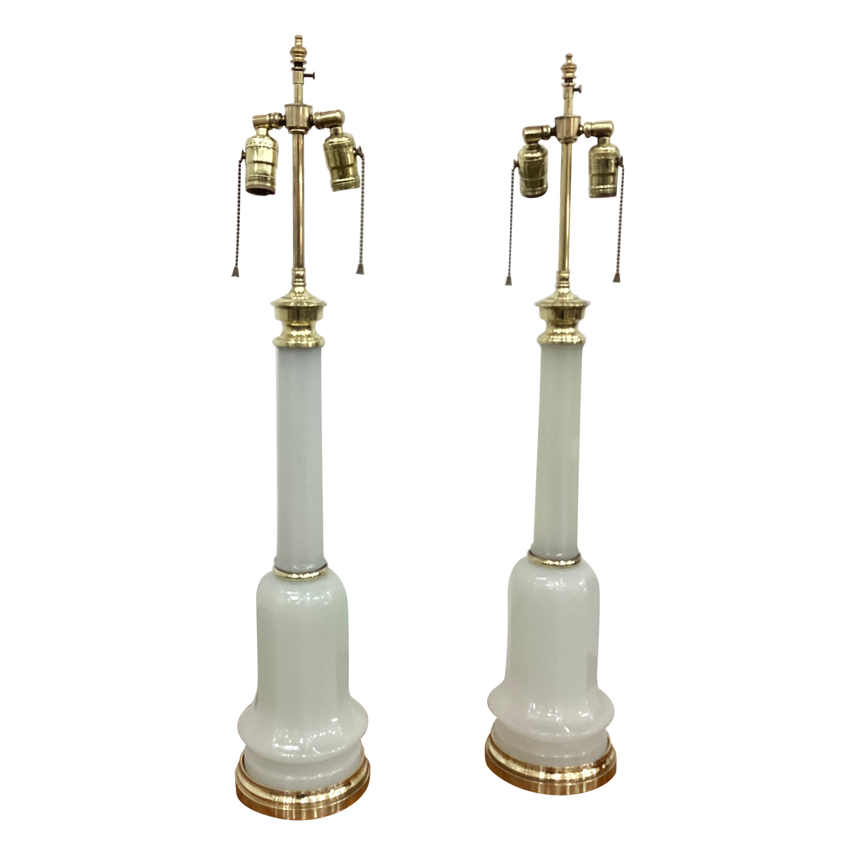Paar französische Säulenlampen aus weißem Opal mit Messingbeschlägen im Angebot