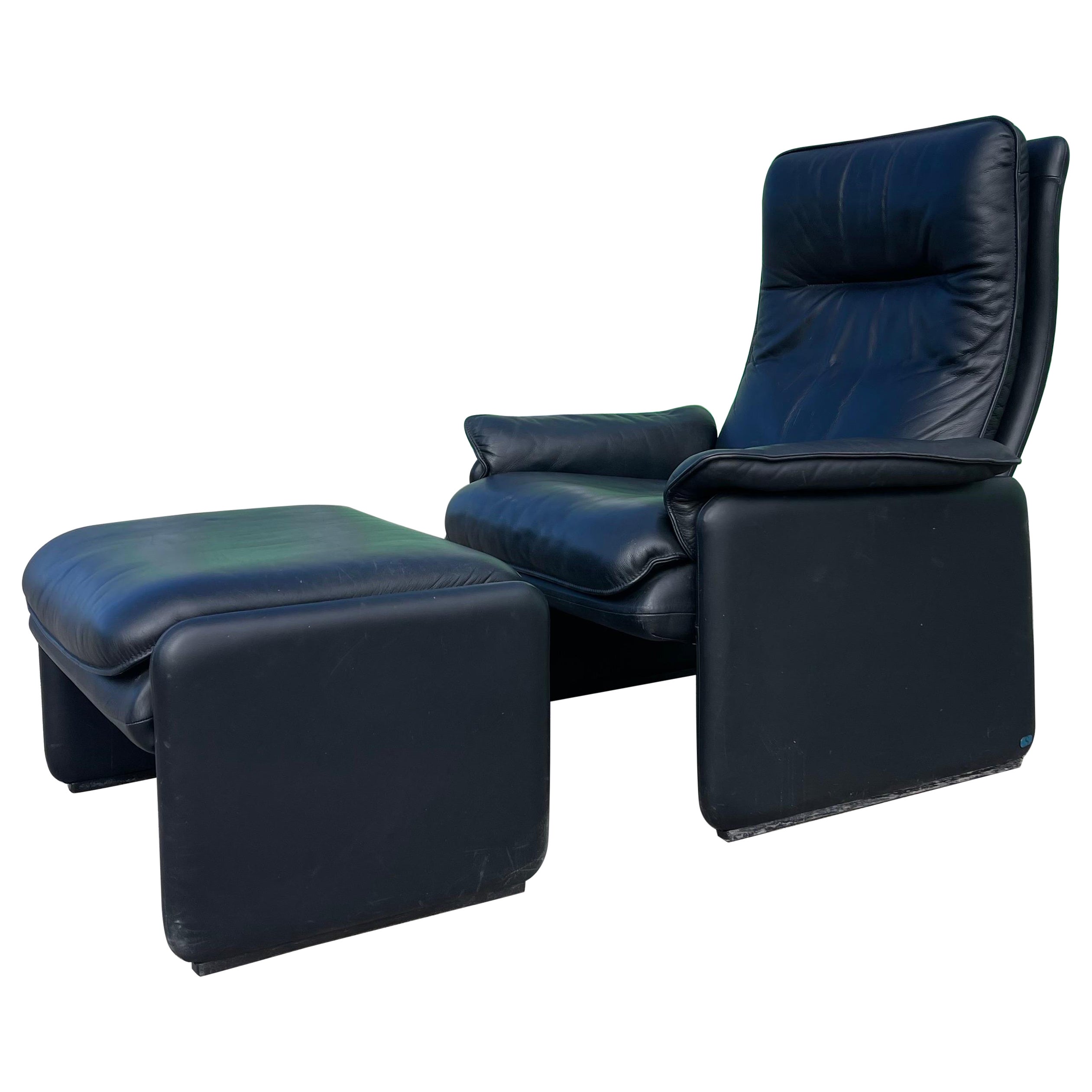 De Sede DE-50 Black Leather Lounge Chair & Ottoman Switzerland 1970s For Sale