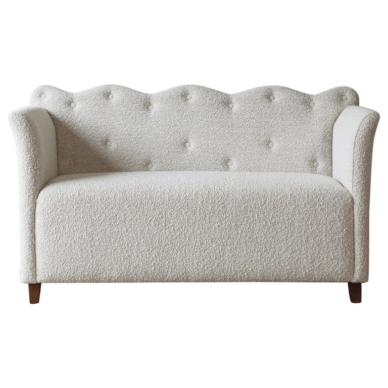 Divano con schienale ondulato rivestito in bouclé di lana Lelievre in  vendita su 1stDibs | divano lana boucle, divano ondulato