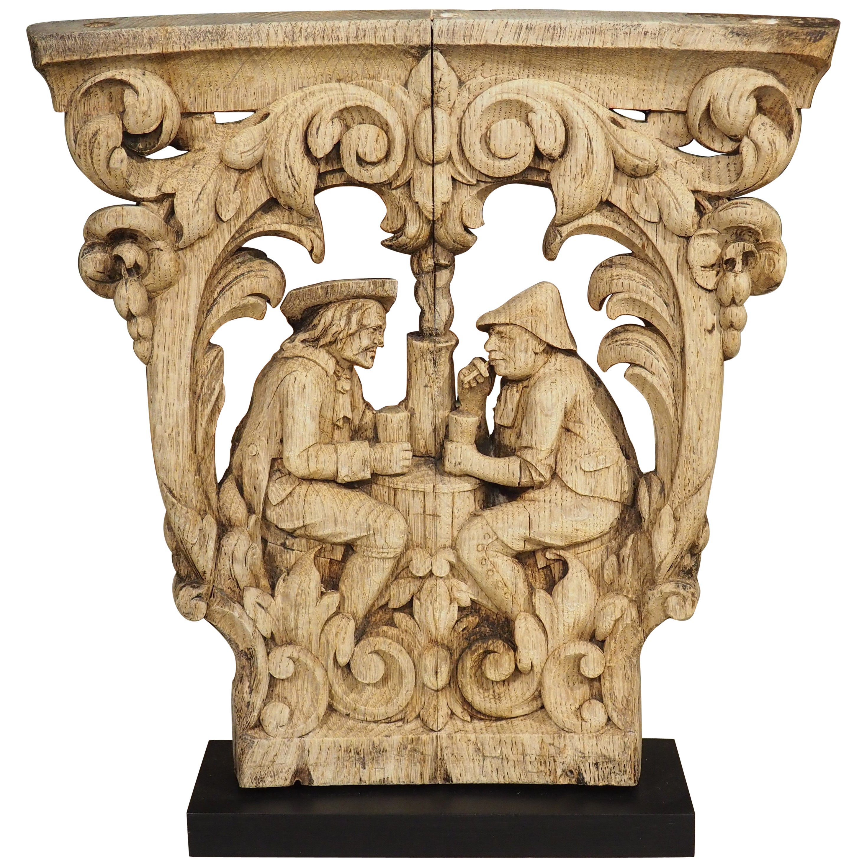 Charmant chapiteau flamand en chêne lavé, deux hommes buvant à un tonneau, vers 1800 en vente