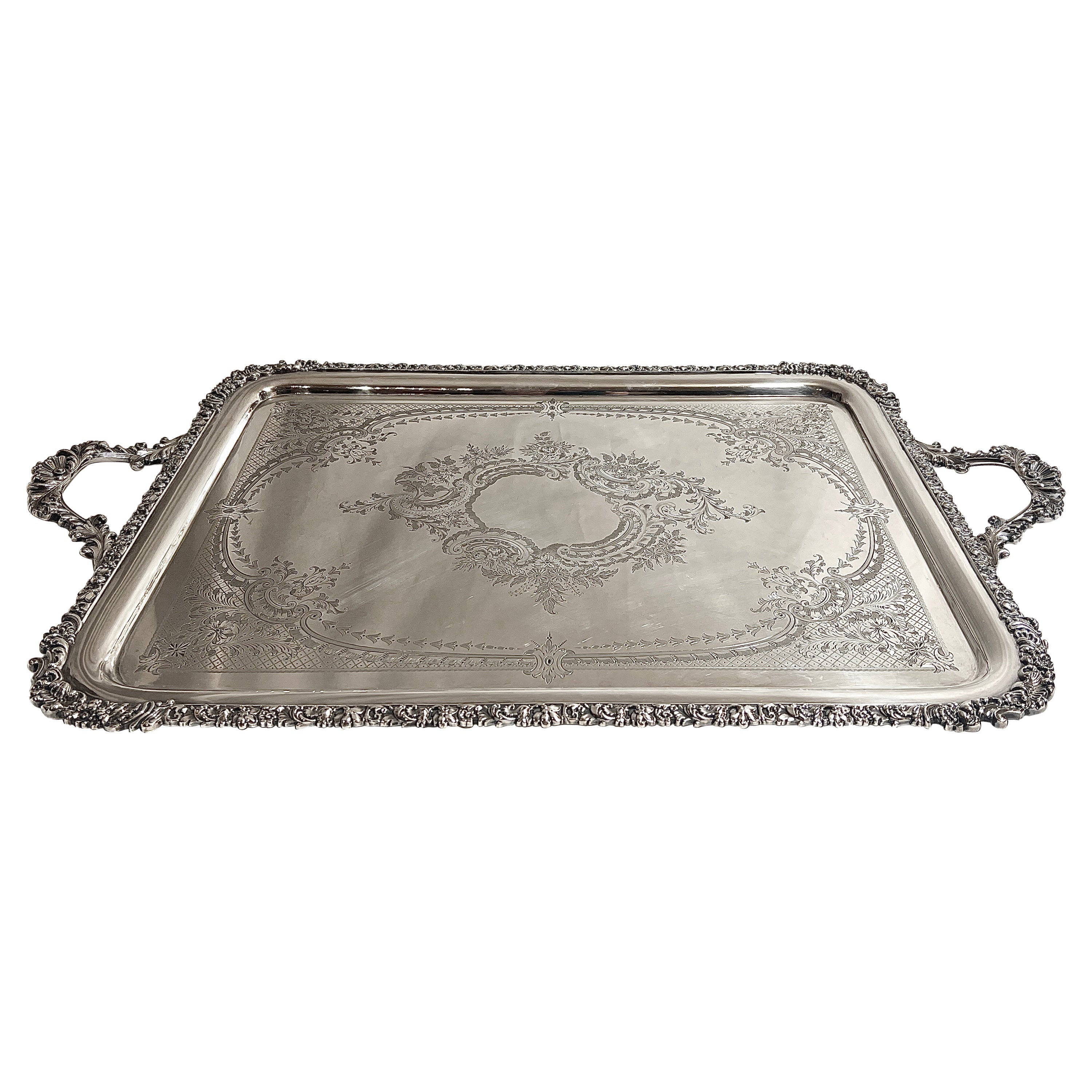 Antico vassoio di servizio placcato in argento con incisione e bordo arrotolato, circa 1890. in vendita