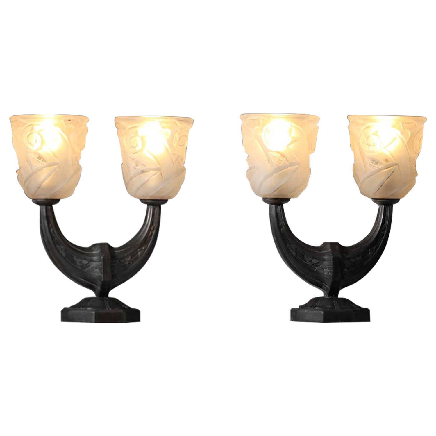 Paar Bronze Nachttischlampe Französisch mit brauner Patina Art Deco Glas Tulpe im Angebot