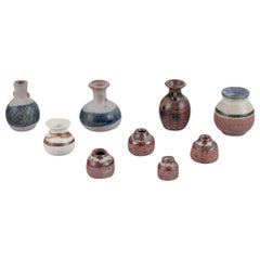 Stouby Keramik, Danimarca. Collezione di nove vasi in ceramica in miniatura.