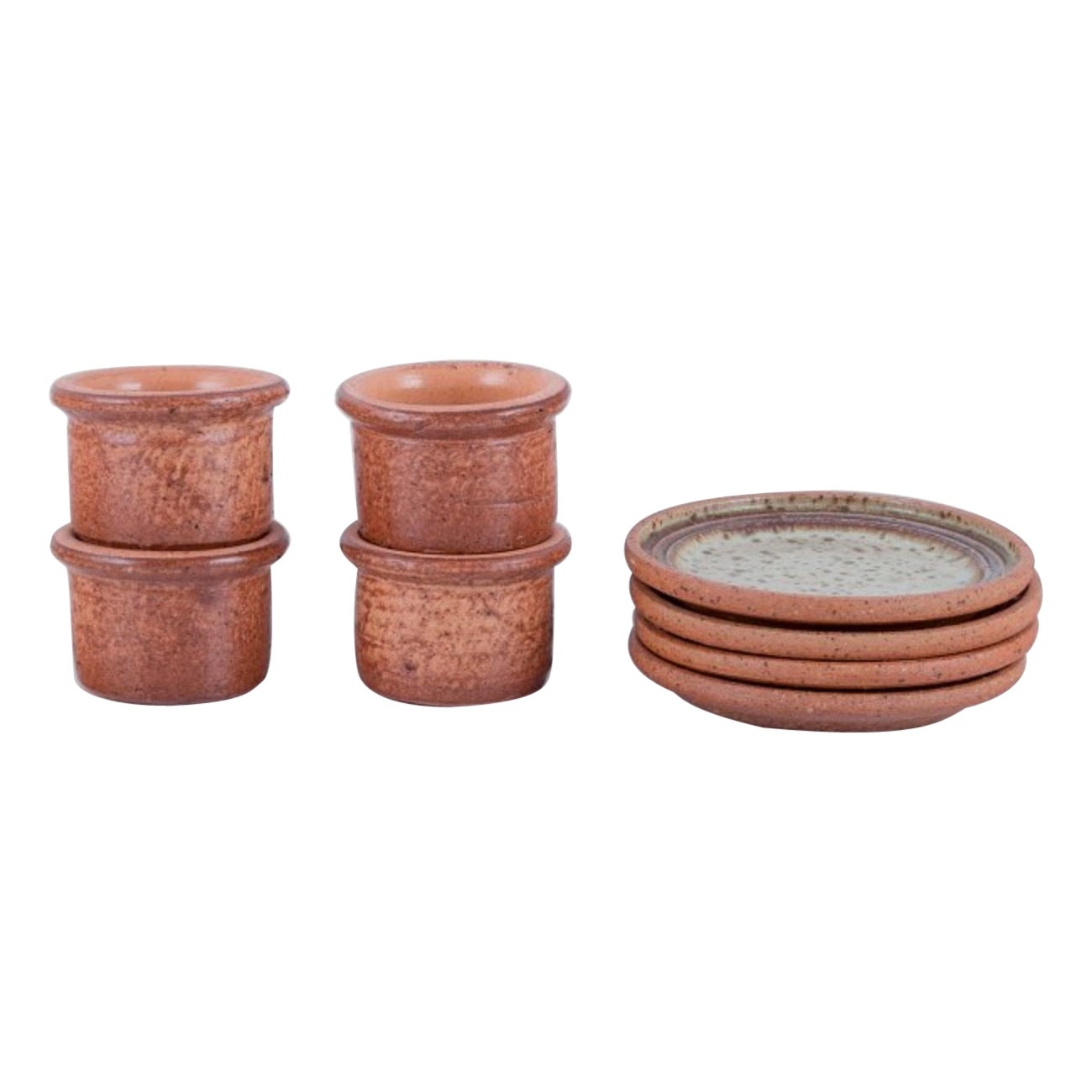 Stouby Keramik. Ensemble de quatre petits vases en céramique faits à la main et quatre assiettes