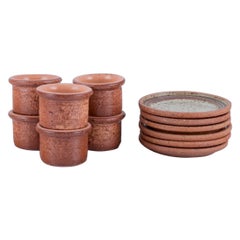 Stouby Keramik. Set von sechs kleinen handgefertigten Keramikvasen und sechs Tellern