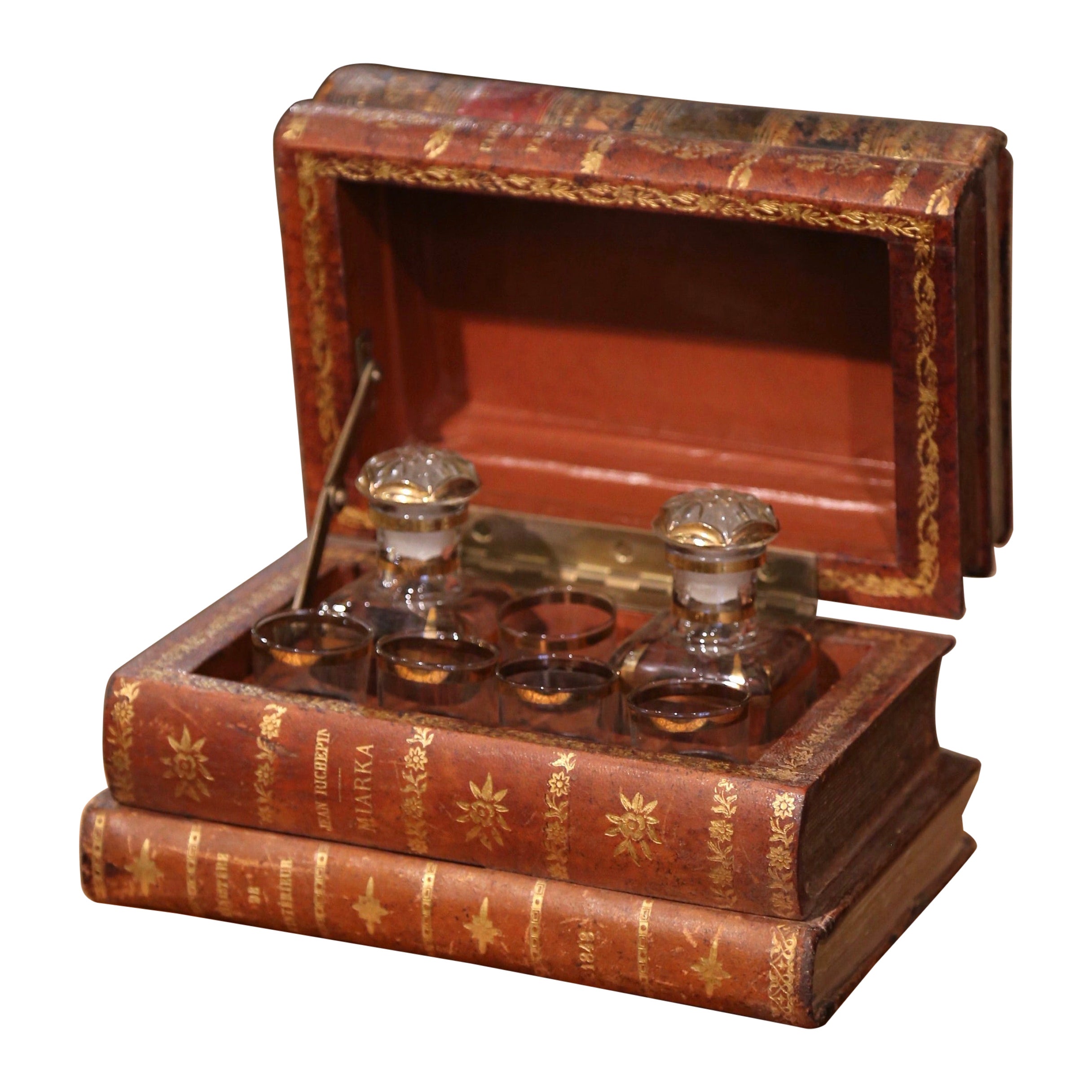 Boîte à liqueur de livre français du début du 20e siècle en cuir avec verres à chaussures et carafes en vente