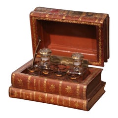 Boîte à liqueur de livre français du début du 20e siècle en cuir avec verres à chaussures et carafes