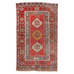Türkischer roter antiker Oushak-Teppich mit drei Diamanten und reichhaltigen Details