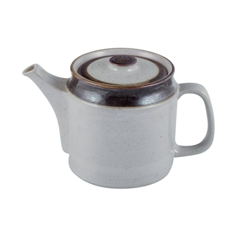 Knabstrup, Dinamarca. Tetera de gres con tonos de esmalte gris y marrón.