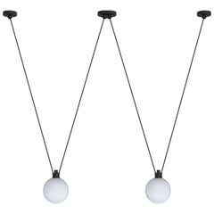 DCW Editions Les Acrobates N°324 Lampe suspendue avec bras noir et petite boule de verre
