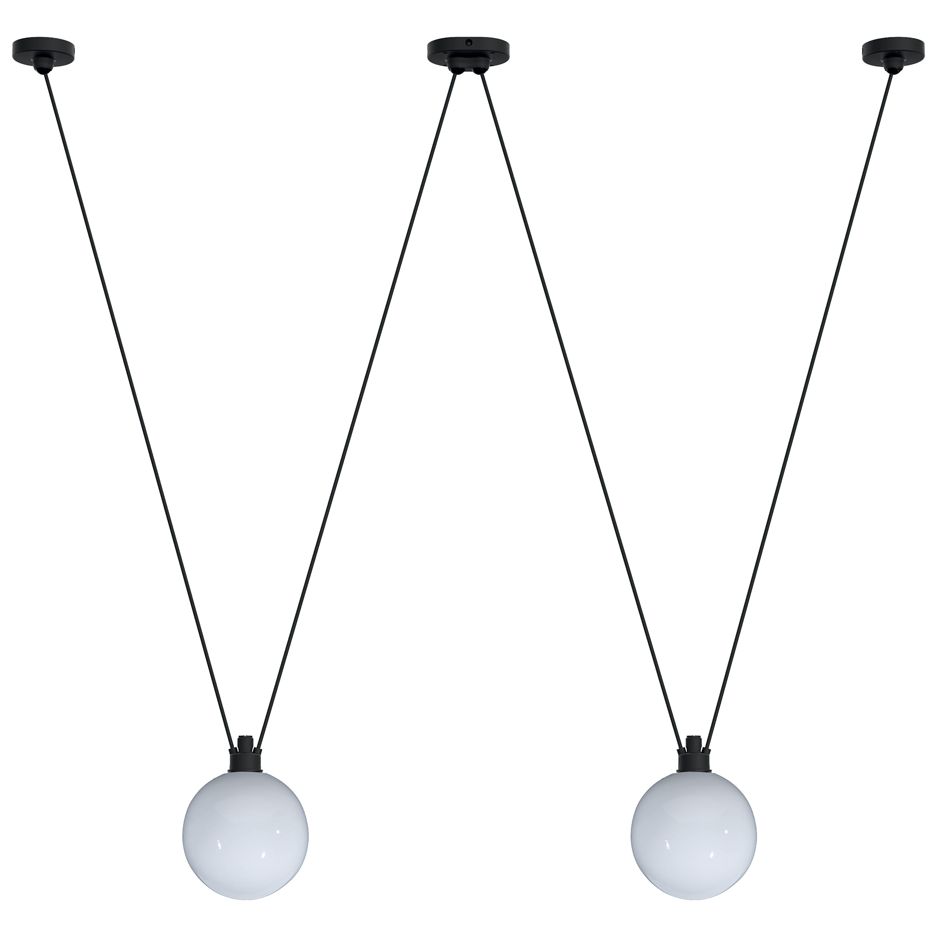 DCW Editions Les Acrobates N°324 Lampe suspendue avec bras noir et grande boule de verre en vente