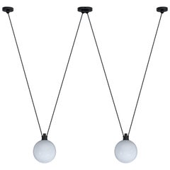 DCW Editions Les Acrobates N°324 Lampe suspendue avec bras noir et grande boule de verre