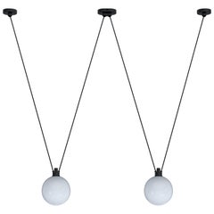 DCW Editions Les Acrobates N°324 Lampada a sospensione con braccio nero e palla di vetro grande