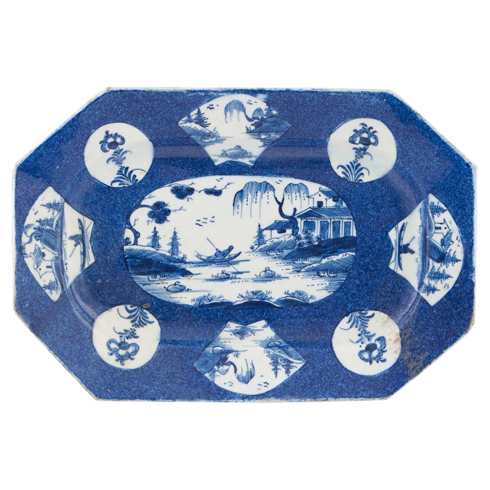 Plat en porcelaine de forme ocagonale à panneaux en éventail à motif de paysage vers 1760 en vente