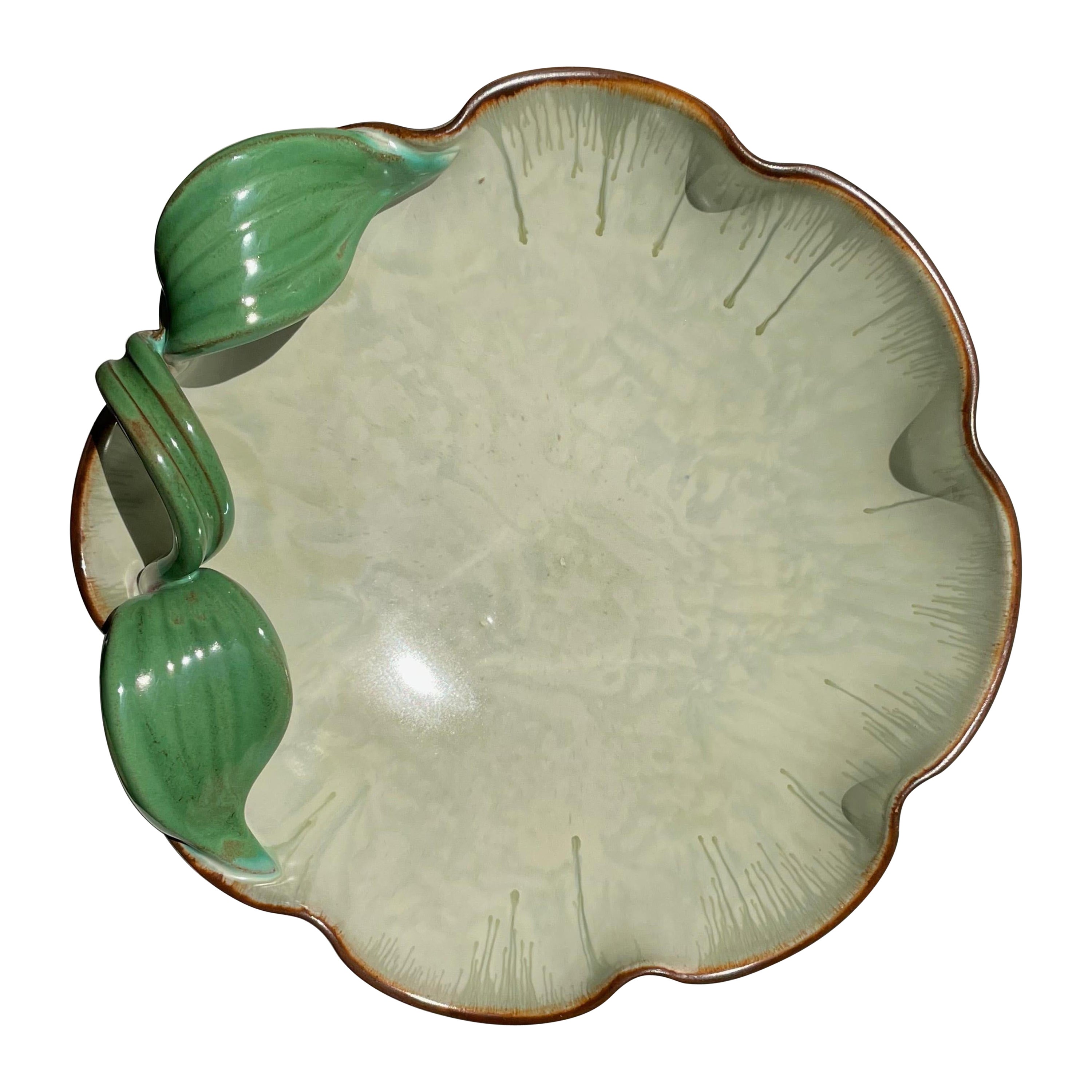 Schwedische 1940er Bio-Jugendstil-Schale Light Green Leaf Bowl