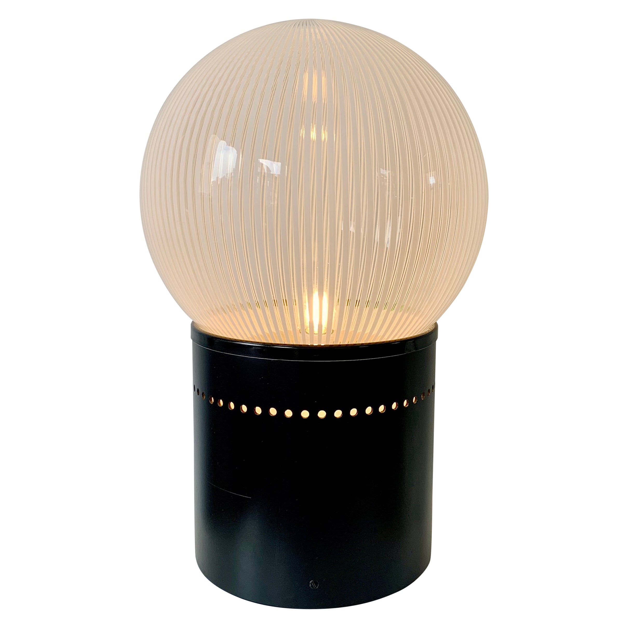 Lampe de table en verre Venini, vers 1960, Italie.
Sphère en verre Venini blanc et transparent strié sur une base laquée noire.
Recâblé, prêt à l'emploi.
Dimensions :  56 cm de hauteur, 34 cm de diamètre.
Bon état d'origine.
Tous les achats sont
