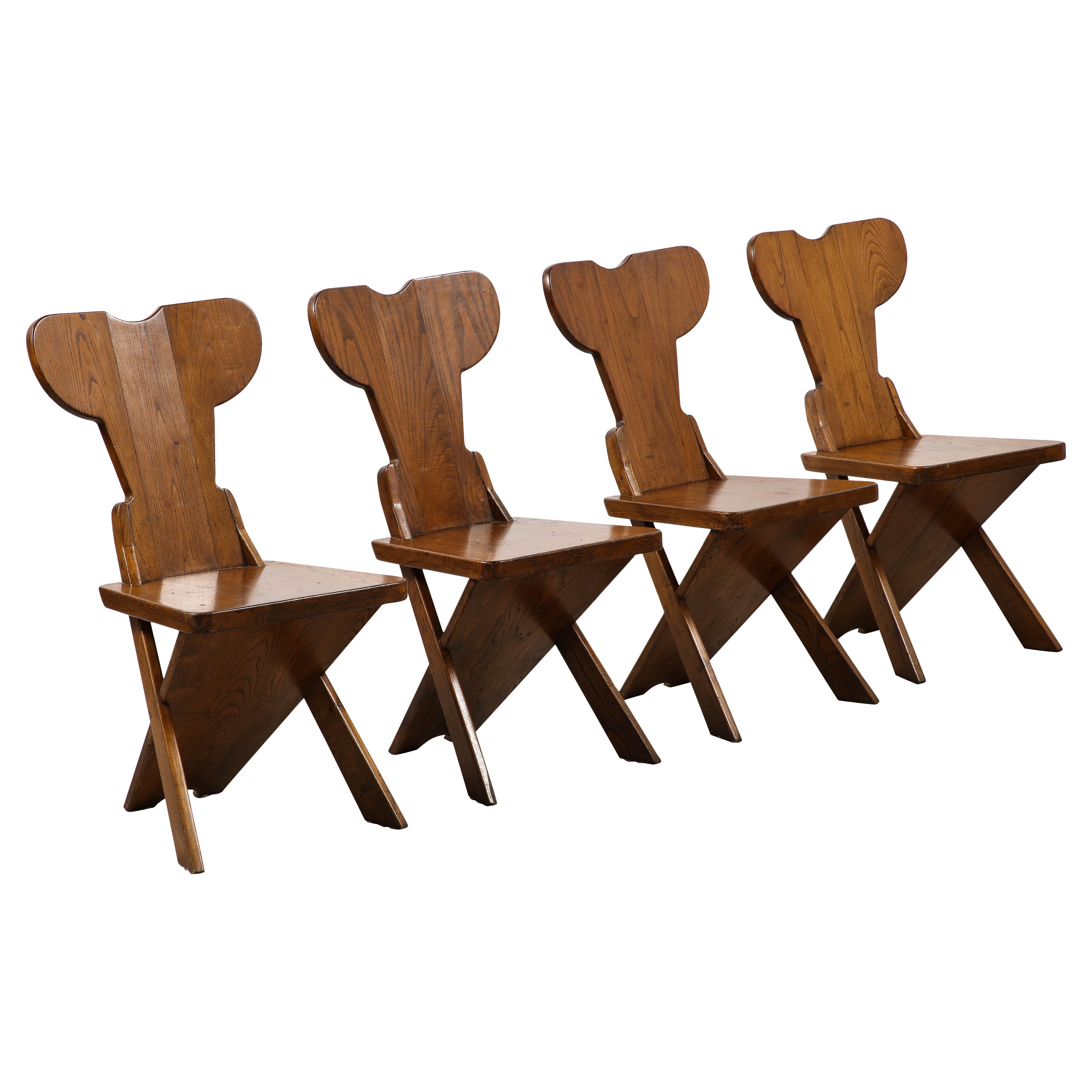 Ensemble de quatre chaises de salle à manger en chêne sculpté, circa 1950, de style folklorique italien / Chalet Design  en vente