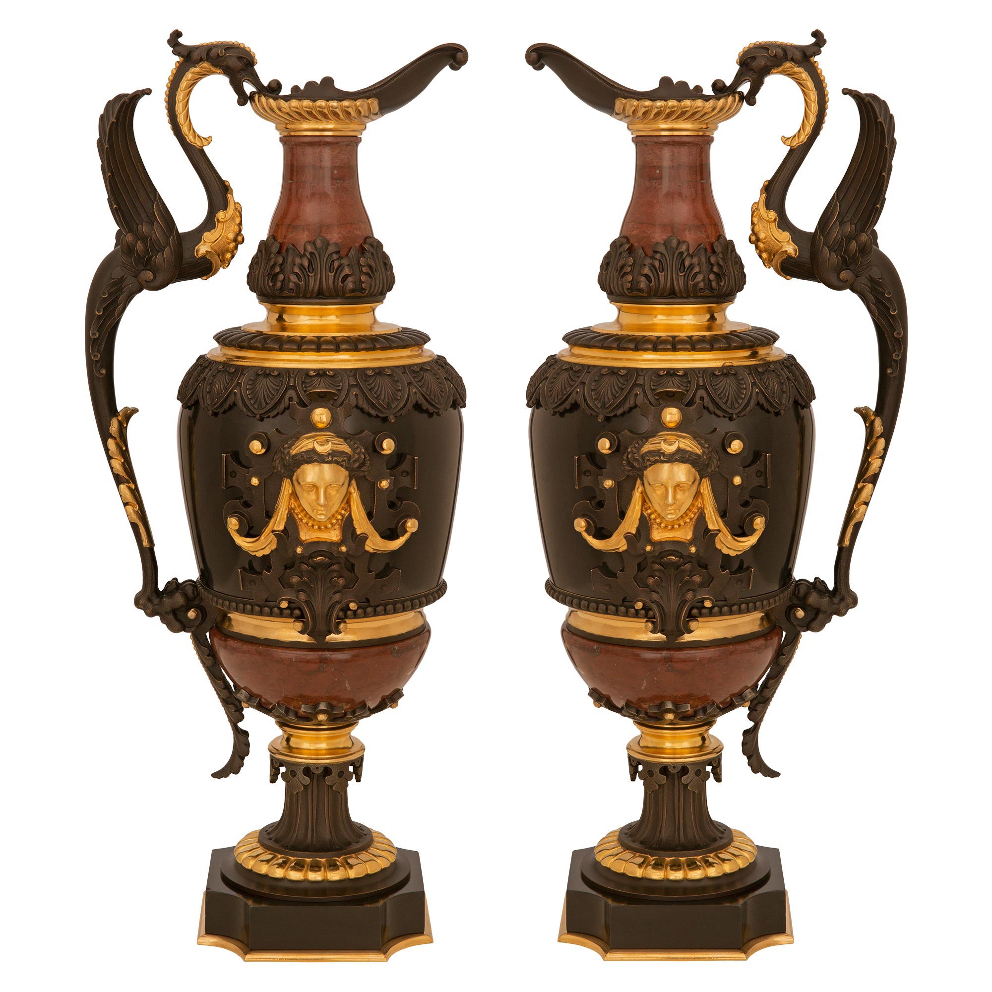 Paire d'aiguières françaises de la Renaissance du 19ème siècle en bronze, bronze doré et marbre