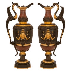 Paire d'aiguières françaises de la Renaissance du 19ème siècle en bronze, bronze doré et marbre