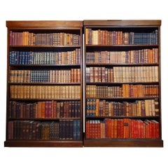 Bibliothèque de livres anciens reliés en cuir