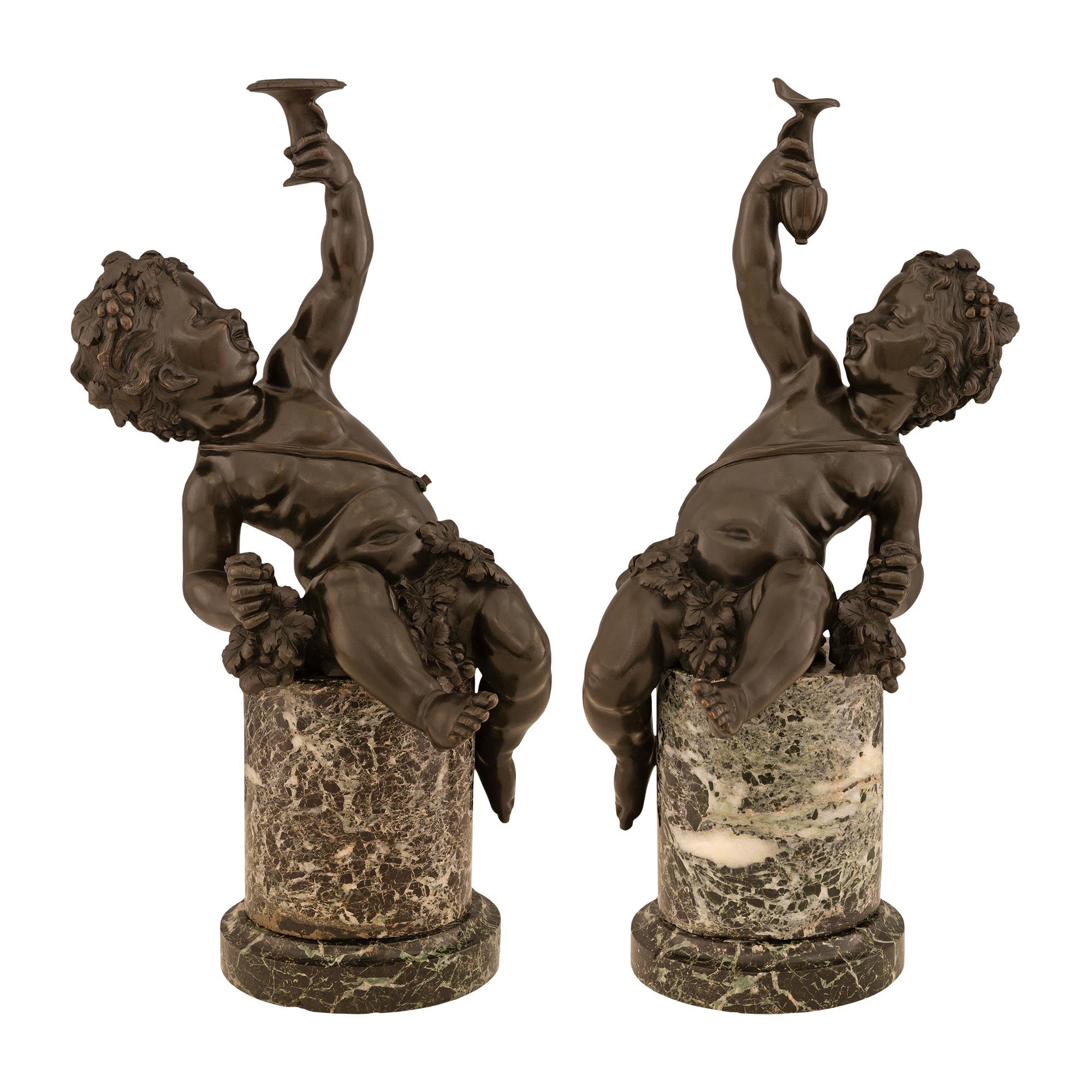 Paire de statues de style Louis XVI du 19ème siècle en bronze et marbre