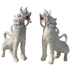 Coppia di rare statue di cani da guardia Singha in legno intagliato tailandese a grandezza naturale 