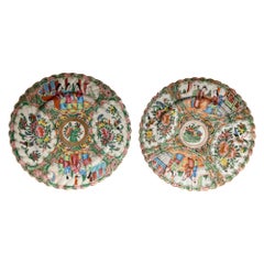 2 antike Famille-Rose-Medaillon-Porzellanteller mit Wellenschliff-Randplatten