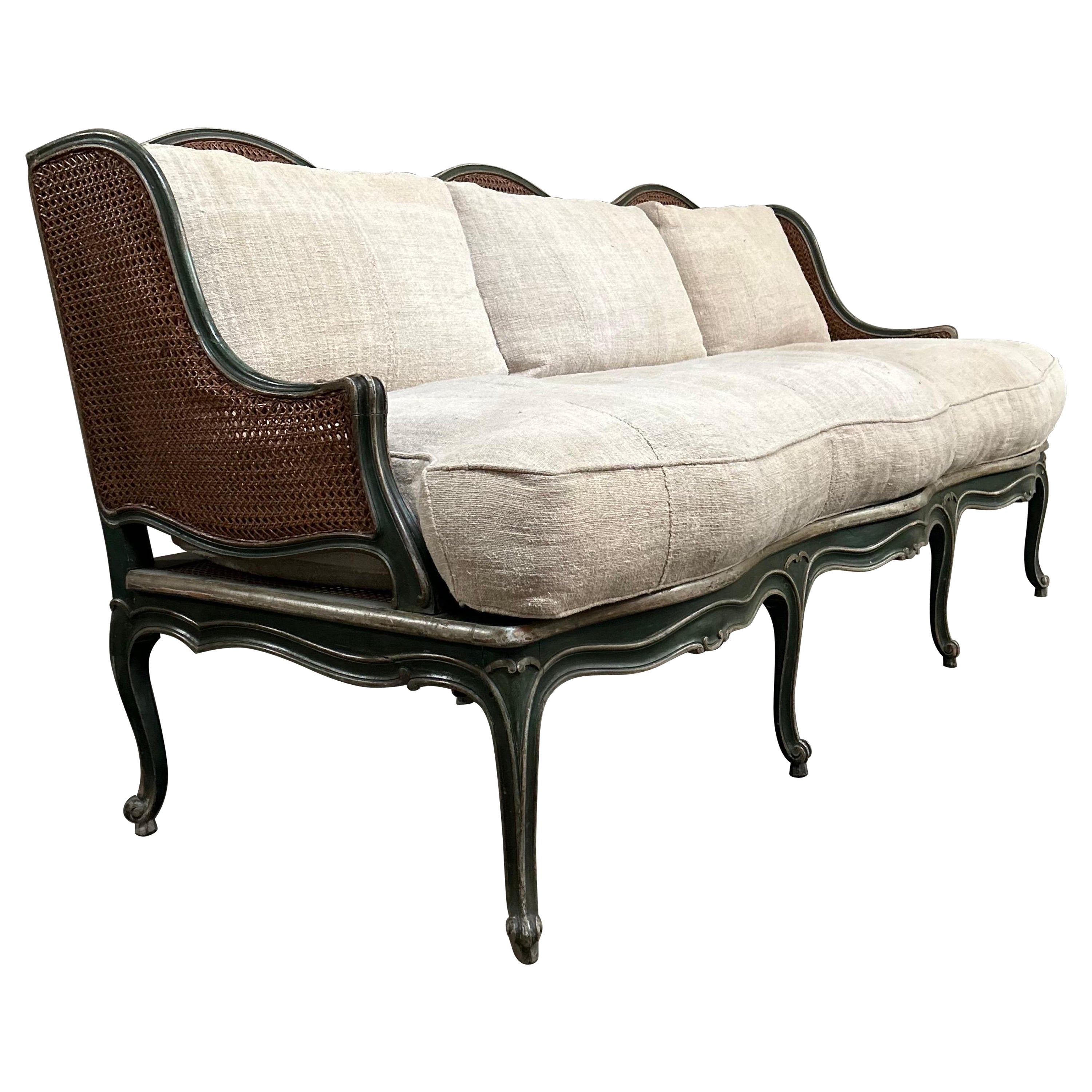 Vintage Rokoko-Sofa aus Schilfrohr, gepolstert mit europäischem Saum und Leinenstoff mit Daunen im Angebot