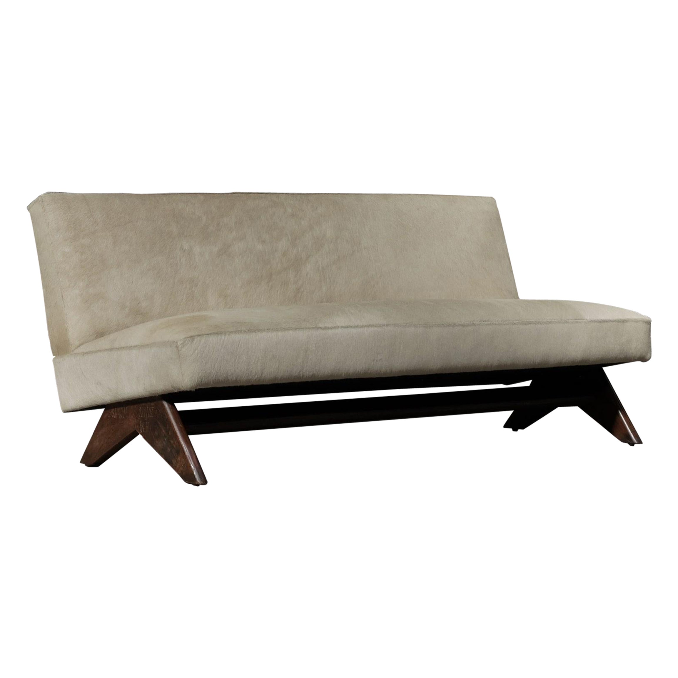 Pierre Jeanneret Kamin-Sofa aus ecrufarbenem Rindsleder