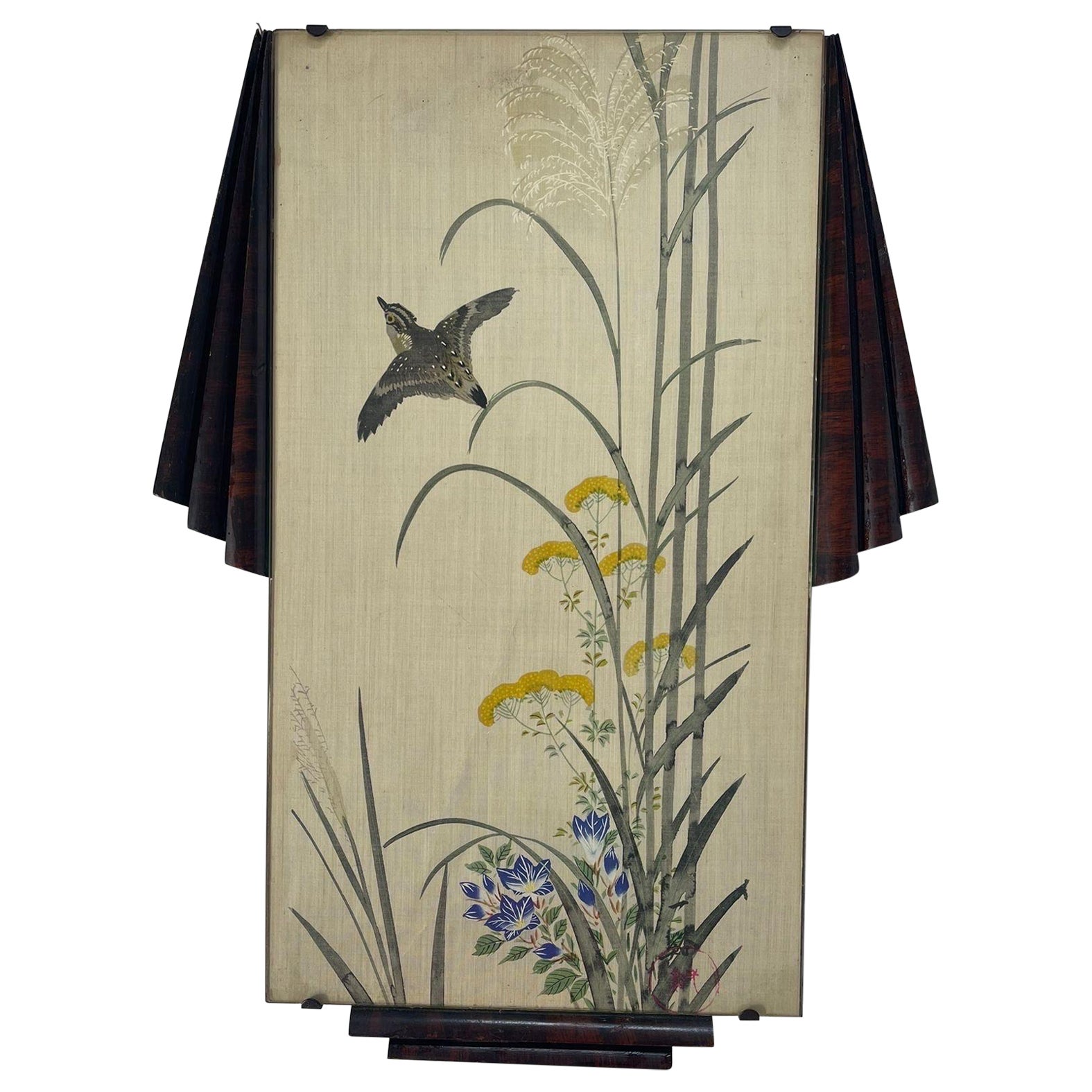 Oiseau volant à travers les fleurs Scène peinture sur soie avec cadre art déco en vente