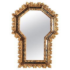 Spanischer vergoldeter Hollywood-Regency-Spiegel mit Schlüssellochform und geätztem blauen Glas