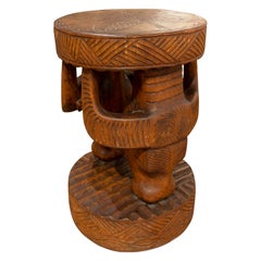 Tabouret en bois sculpté à la main avec têtes d'animaux