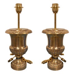Paire de lampes en laiton des années 1970 en forme de coupe classique.