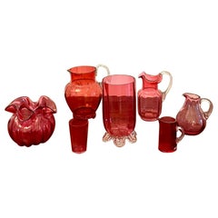 Collezione antica di oggetti in vetro color mirtillo rosso di qualità vittoriana