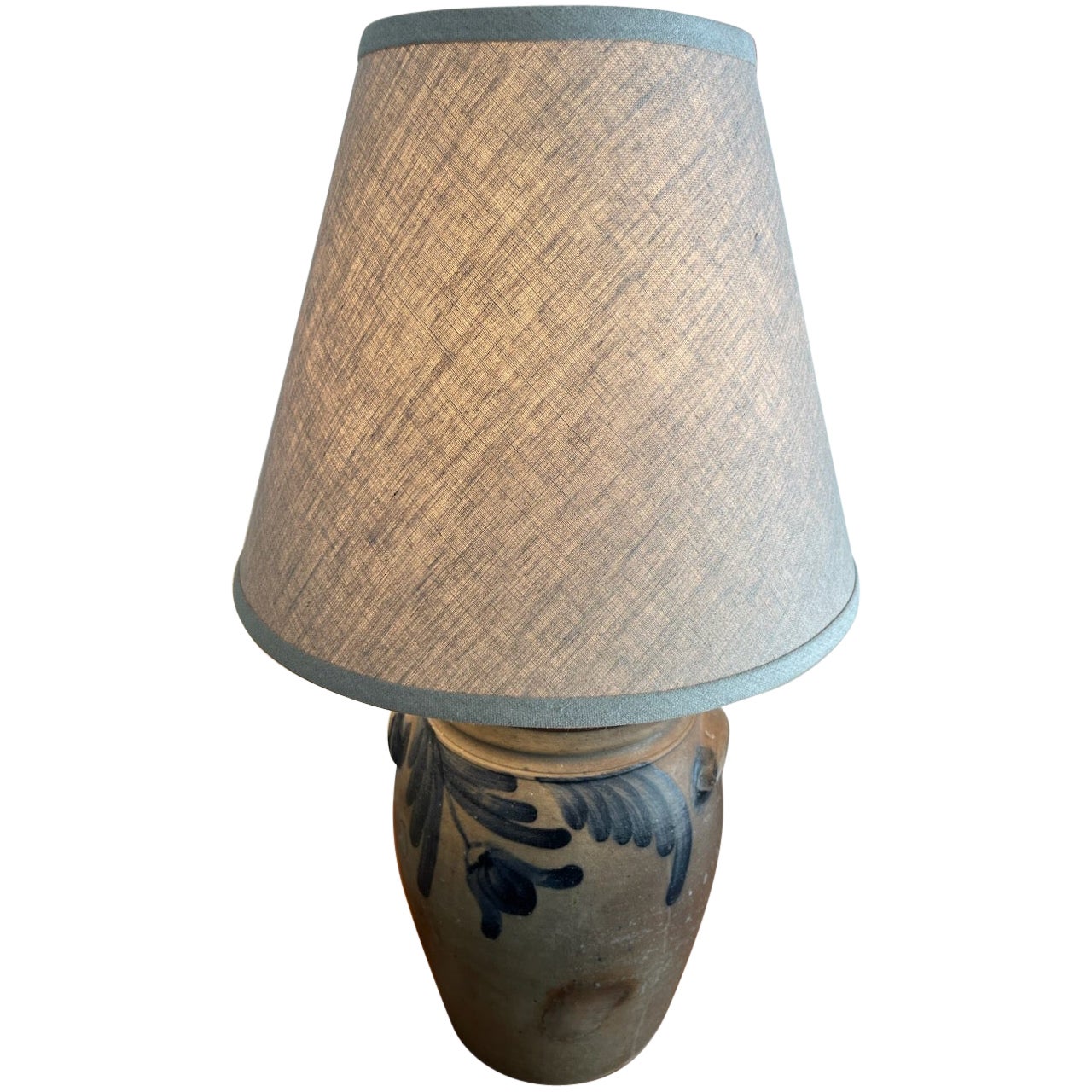 Lampe en grès décorée du 19e siècle avec abat-jour en lin en vente